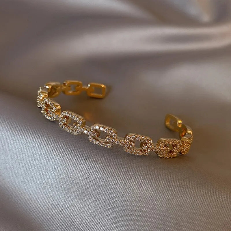 Luxurious and elegant, the 2024 New Korean Bangle embodies the essence of European and American fashion. This simple yet dazzling bracelet is the epitome of chic jewelry for women's parties and special occasions.