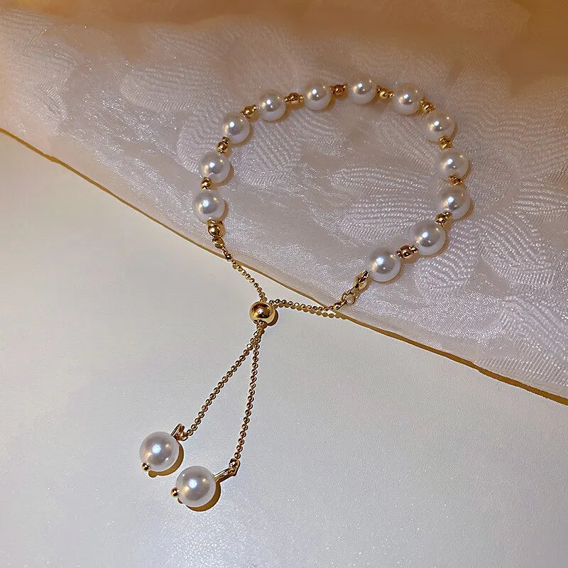 Stylish baroque simulated pearl bracelet for women, exuding elegance and charm, ideal for birthday party gifts and fashion-forward ladies' jewelry.